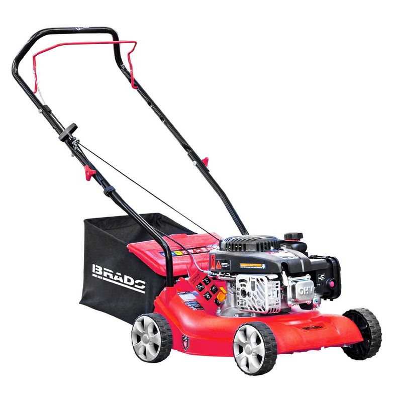 Какую газонокосилку выбрать: важные характеристики